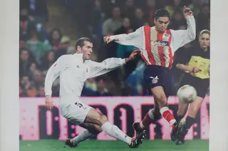 Dani enquanto jogador o Atletico de Madrid, a disputar a bola com Zidane