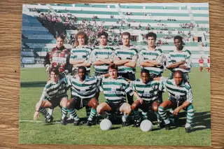 No Sporting, é o terceiro em pé, da esquerda para a direita