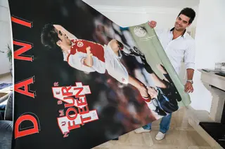 Dani com um poster seu dos tempos em que jogava no Ajax
