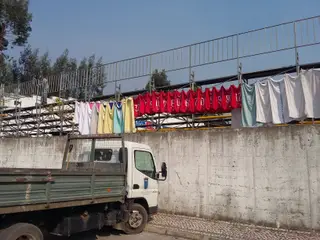 Equipamentos do Oleiros a secar nas traseiras de uma das bancadas, antes do treino de final de dia.