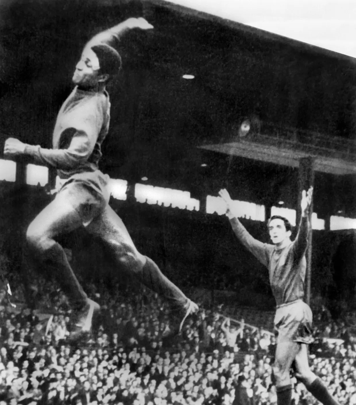 Eusébio a festejar depois de marcar à Bulgária, no Mundial de 1966