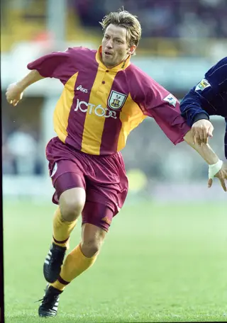 Com o equipamento do Bradford City