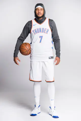 Carmelo na foto oficial dos Thunder sem tirar o capuz. Às tantas estava frio