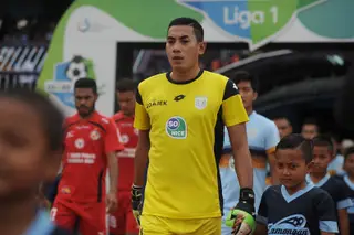 Choirul Huda a entrar em campo, naquele que viria a ser o seu último jogo.