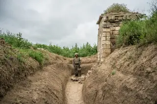 Membros das Forças Armadas de Nagorno-Karabakh na linha de fronteira entre o território e o Azerbaijão, perto da cidade de Aghdam.