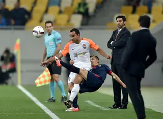 Pedro Santos num jogo do Sporting de Braga contra o Shakhtar Donetsk, sob o olhar atento de Paulo Fonseca, em 2016