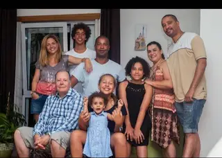 Com a família. A mulher, os filhos, o pai, irmão, cunhada e sobrinhas