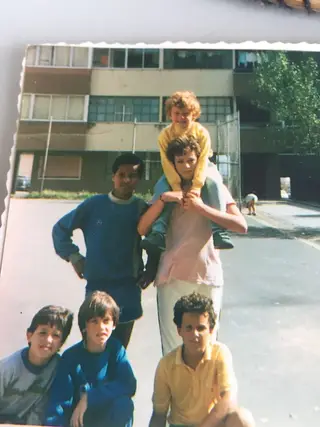Chainho em pé à esquerda com os amigos do bairro