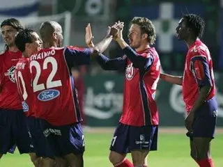 Chainho com a camisola 22 cumprimenta colegas de equipa, on Chipre
