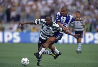 Chainho, no FCP, a disputar uma bola com Kwame Ayew, jogador do Sporting