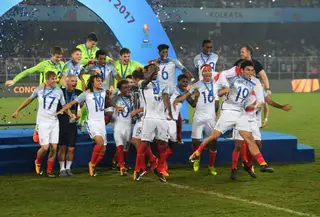 A seleção de sub-17 a festejar a conquista do Mundial de sub-17 em Calcutá, na Índia