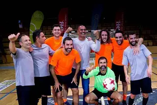 Durante um evento no Luxemburgo. Ricardo está com a bola na mão