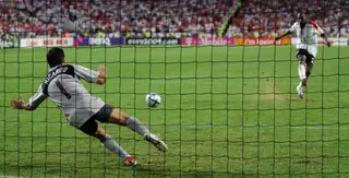 O penalti que Ricardo defendeu sem luvas nas meias-finais do Euro 2004