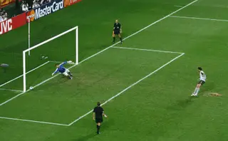 Ricardo marca o penalti que garante a qualificação de Portugal para a final do Euro2004