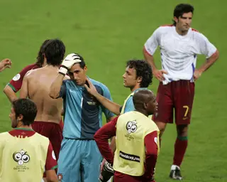 Ricardo, ao centro, é consolado pelo colega Quim, depois de Portugal perder nas meias finais com a França, no mundial de 2006