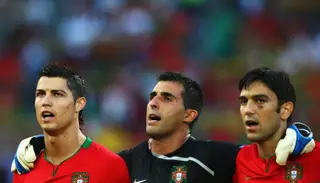 Ricardo entre Cristiano Ronaldo, à esquerda, e Paulo Ferreira