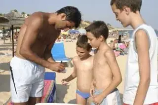 Na praia a distribuir autógrafos pelos miúdos