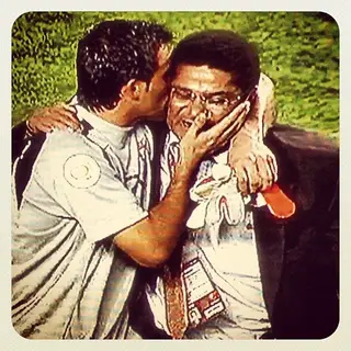 O abraço entre Ricardo e Eusébio durante o Euro 2004
