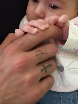 Beto com a filha de dois meses e meio