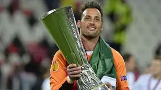 Beto com a Taça da Liga Europa que venceu pelo Sevilla, em 2014