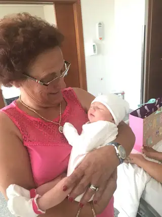 A mãe de Beto com a neta recem-nascida