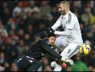 O momento em que Benzema choca com Beto e lesiona o guarda-redes