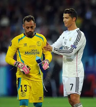 Com Cristiano Ronaldo, durante um jogo do Sevilha com o Real Madrid