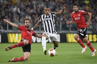 Ruben Amorim a disputar a bola com Arturo Vidal durante o Juventus-Benfica (0-0) de 1 de maio de 2014, para a 2ª mão das meias-finais da Liga Europa (na 1ª mão, o Benfica tinha vencido por 2-1)