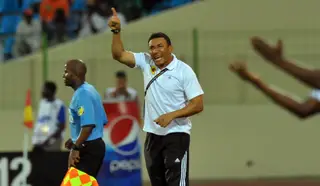 Enquanto selecionador de Angola, durante um jogo da CAN, em 2012