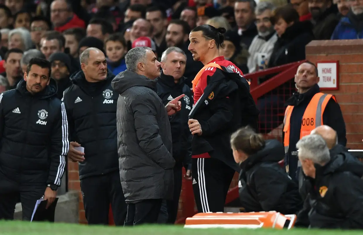 A receber indicações de José Mourinho antes de entrar em campo, a 15 minutos do fim do encontro com o Newcastle