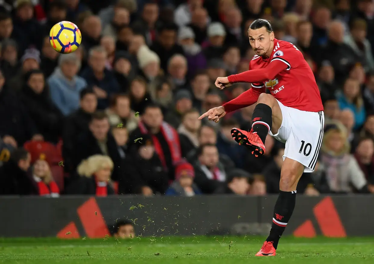 Ibrahimovic em ação logo após entrar em campo, pela primeira vez em sete meses