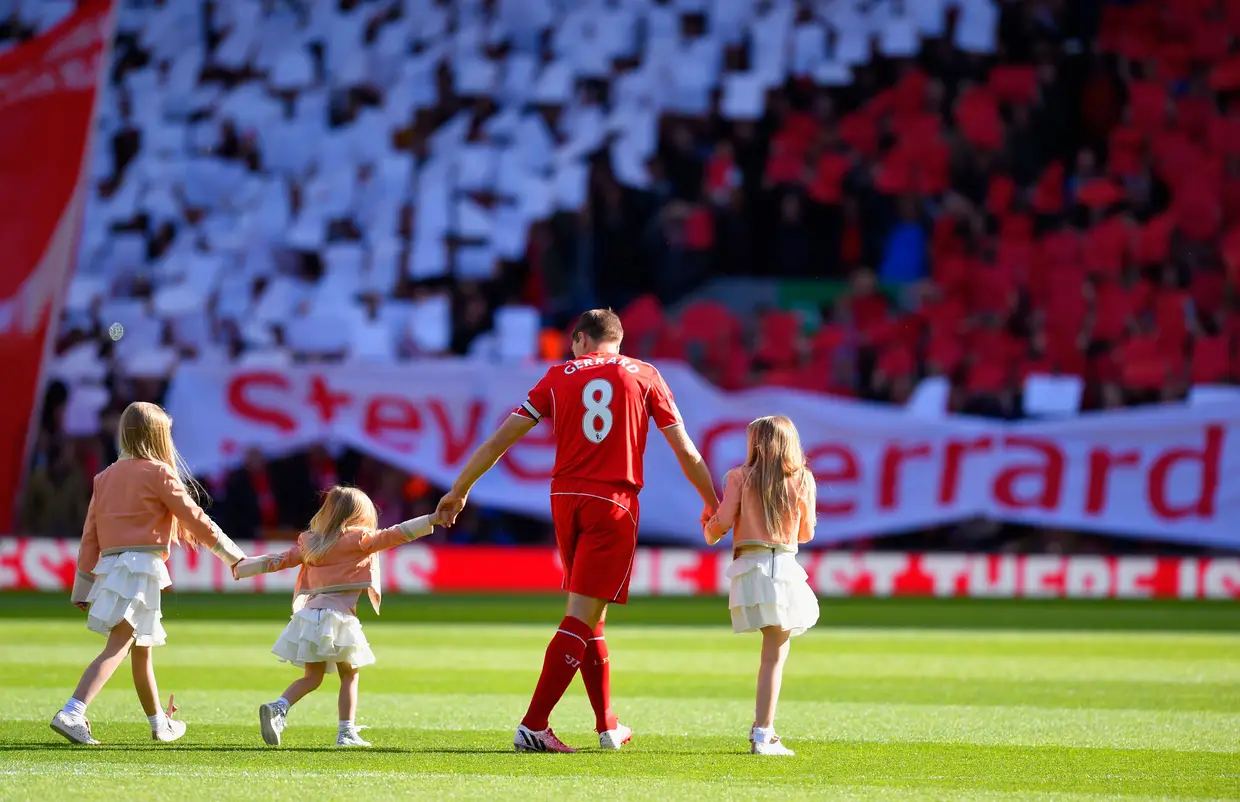 Steven Gerrard (ex-Liverpool, agora retirado), só entrou no melhor onze em 2005, 2006 e 2007, mas foi nomeado em sete ocasiões