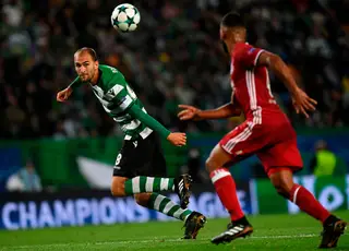 Depois de oito jogos sem marcar na Champions, Bas Dost respondeu com um bis
