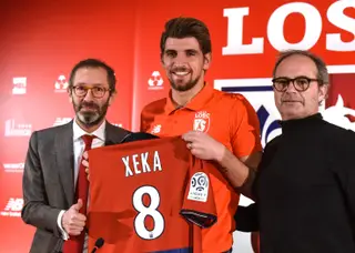 Marc Ingla, diretor-geral do Lille, com o português Luís Campos, diretor desportivo do clube, na apresentação do médio Xeka, em fevereiro de 2017