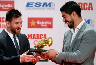 Lionel Messi, vencedor da Bota de Ouro 2016/17, recebe o troféu das mãos de Luis Suárez, vencedor em 2015/16