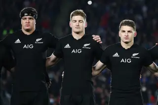 Beauden é quem está mais à direita, ao lado de Jordie e Scott, os irmãos Barrett que já jogam todos pelos All Blacks.