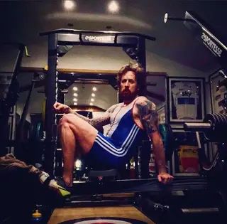 O corpo franzino de ciclista já era: Wiggins foi para o ginásio e em poucos meses pôs 30 quilos de músculo no corpo