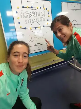 Raquel, à direita, com a colega de seleção e amiga Carolina Mendes