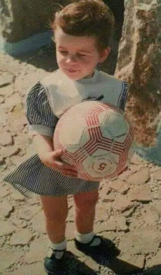 Raquel desde bebé que mostra paixão pela bola