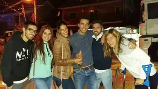 Raquel, de muletas à direita, enquanto recuperava da lesão no joelho aproveitava para estar com familiares