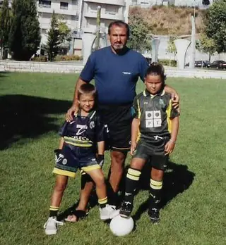 Mónica, à direita, com o pai e um primo, a jogar futebol no jardim em frente a sua casa