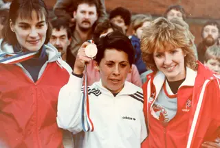 Aurora com a medalha de ouro do campeonato do mundo de estrada de 1985