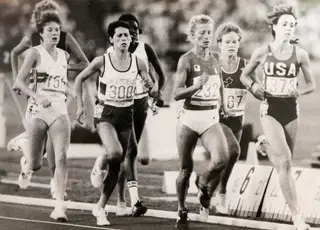 Na final dos 3000m dos JO de Los Angeles, Aurora Cunha (em grande plano com a camisola Nº300), foi 6ª.