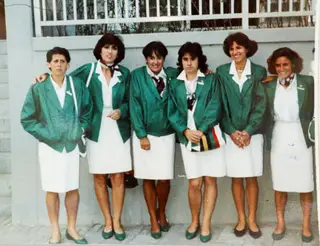 Aurora (primeira à esquerda) com várias colegas, entre elas Fernanda Ribeiro (quarta) e Manuela Machado (à direita)