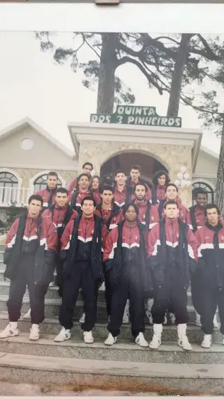 A primeira internacionalização como sub-18. Boa Morte é o primeiro à direita na segunda fila
