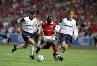 Luis Boa Morte, ao centro, enquanto jogador do Arsenal