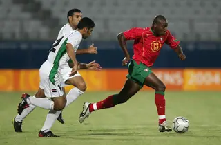 Luís Boa Morte num jogo com o Iraque, nos Jogos Olímpicos de 2004, em Atenas