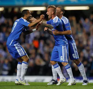 Bosingwa a festejar um golo com o amigo e colega de equipa, no Chelsea, Raúl Meireles,