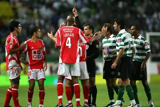Ricardo Rocha, à esquerda, recebe o cartão vermelho do árbitro Paulo Costa num dérbi com o Sporting, em 2005