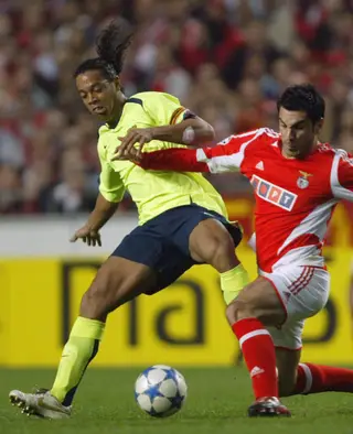 Ricardo Rocha disputa uma bola com o brasileiro Ronaldinho Gaúcho durante um jogo da Liga dos Campeões